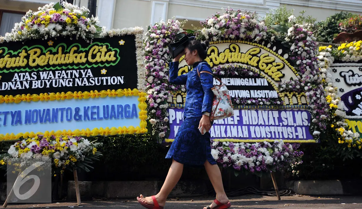 Karangan Bunga dari Persatuan Advokat Indonesia (Peradin) di letakan di rumah duka almarhum Adnan Buyung di kawasan Lebak Bulus, Jakarta, Rabu (23/9/2015). Jenazah di makamkan besok usai solat ied di tpu tanah kusir. (Liputan6.com/Helmi Afandi)