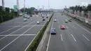 Sejumlah kendaraan melintasi kawasan tol Jagorawi Cibubur Utama, Jakarta, Jumat (8/9). Pasca perubahan sistem transaksi jalan tol Jagorawi menjadi sistem terbuka atau satu tarif, arus lalu lintas terlihat lebih lancar. (Liputan6.com/Helmi Fithriansyah) 