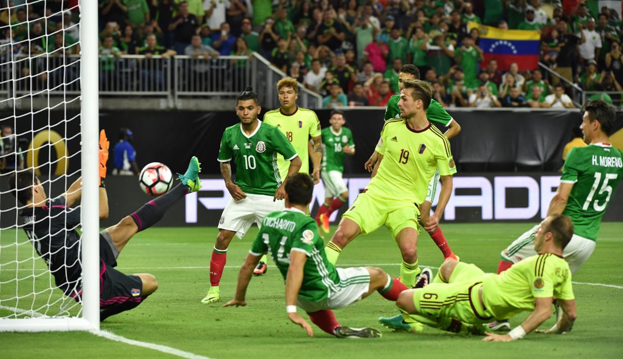 Kiper Venezuela, Daniel Hernandez, mengamankan gawangnya dari serangan pemain Meksiko dalam laga Grup C Copa America 2016 di Stadion NRG, Houston, AS, Selasa (14/6/2016) WIB. (AFP/Nelson Almeida)