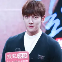 Ji Chang Wook resmi menjadi tentara aktif pada 14 Agustus 2017. Aktor kelahiran 5 Juli 1987 ini melakukan pelatihan dasar di Markas Infantri 3 di Cheorwon, Gangwon. Ia akan menyelesaikan wamilnya pada Mei 2019. (Foto: soompi.com)