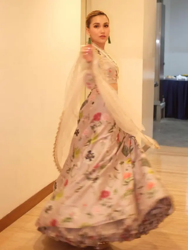 Ayu Ting Ting Pakai Gaun India
