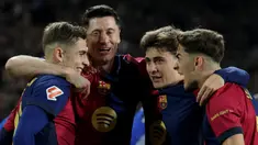 Robert Lewandowski (tengah kiri) merayakan gol bersama para pemain Barcelona dalam laga lanjutan Liga Spanyol 2024/2025 melawan Osasuna di Estadi Olimpic Lluis Companys, Barcelona, Spanyol, Jumat (27/03/2025) waktu setempat. (AFP/Lluis Gene)