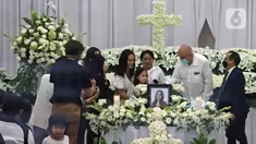 Keluarga saat upacara tutup peti jenazah selebgram Edelenyi Laura Anna di rumah duka Grand Heaven Pluit, Jakarta Utara, Kamis (16/12/2021). Laura Anna meninggal dunia pada 15 Desember 2021 di Eka Hospital, Cibubur, Jakarta. (Liputan6.com/Herman Zakharia)