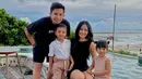 Sosok Rachel Vennya memang selalu menarik perhatian netizen. Kali ini, hubungannya dengan sang mantan suami, Okin, kembali jadi sorotan. Habiskan waktu liburan di Bali bersama anak-anak mereka tampak begitu seru dan tetap akur. (Liputan6.com/IG/@rachelvennya)