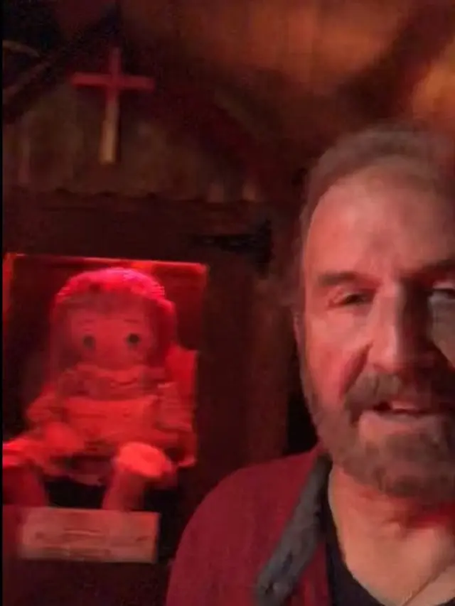 Tony Spera dan Annabelle (YouTube/ Official Ed and Lorraine Warren Channel)