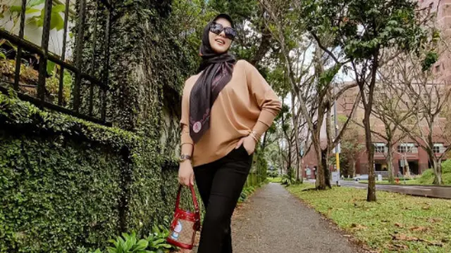 Paduan Hijab Navy Blue dengan Sweater