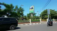 Alat peraga sosialisasi gambar petahana Bupati Cirebon terpantau masih terpasang di sejumlah titik di 40 Kecamatan Kabupaten Cirebon. Foto : (Liputan6.com / Panji Prayitno)