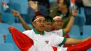 Semangat suporter Timnas Indonesia mendukung negaranya melawan Vietnam pada semifinal Piala AFF 2016 di Stadion My Dinh, Hanoi, Kamis (7/12/2016). (Bola.com/Peksi Cahyo) 