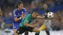 Bek Chelsea, Filipe Luis (kiri) berebut bola dengan gelandang Schalke, Sidney Sam pada laga Liga Champions 2014/2015 di Stamford Bridge, London (17/9/2014). Didatangkan Chelsea dari Atletico Madrid pada 2014/2015, Filipe Luis memutuskan kembali ke Atletico Madrid semusim berikutnya akibat kesulitan beradaptasi dengan sepak bola Inggris. (AFP/Ian Kington)