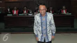 Mantan Menteri ESDM Jero Wacik memberikan senyuman jelang mengikuti sidang pembacaan putusan sela di Pengadilan Tipikor, Jakarta, Selasa (6/10/2015). Pada sidang tersebut Majelis hakim menolak nota keberatan Jero Wacik. (Liputan6.com/Andrian M Tunay)