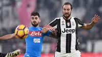 Pemain Napoli Elseid Hysaj mencoba menahan Higuain saat pertandingan liga Italia Seri A, Juventus melawan Napoli di Stadion Juventus, Turin, Italia (29/10). Higuan berhasil menyumbang satu gol untuk Juventus. (Reuters/Giorgio Perottino)