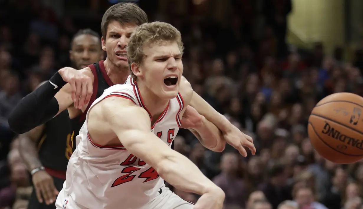 Pemain Chicago Bulls, Lauri Markkanen kehilangan bola saat berduel dengan pemain Cleveland Cavaliers, Kyle Korver pada laga NBA basketball game di Quicken Loans Arena, Cleveland, (21/12/2017). Cleveland menang 115-112. (AP/Tony Dejak)