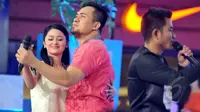Dewi Perssik berdansa bersama Saipul Jamil saat di acara Duo Pedang, Jakarta, Kamis (9/4/2015). Dewi Perssik mengaku tak punya perasaan apapun saat sepanggung dengan Saipul Jamil. (Liputan6.com/Panji Diksana)