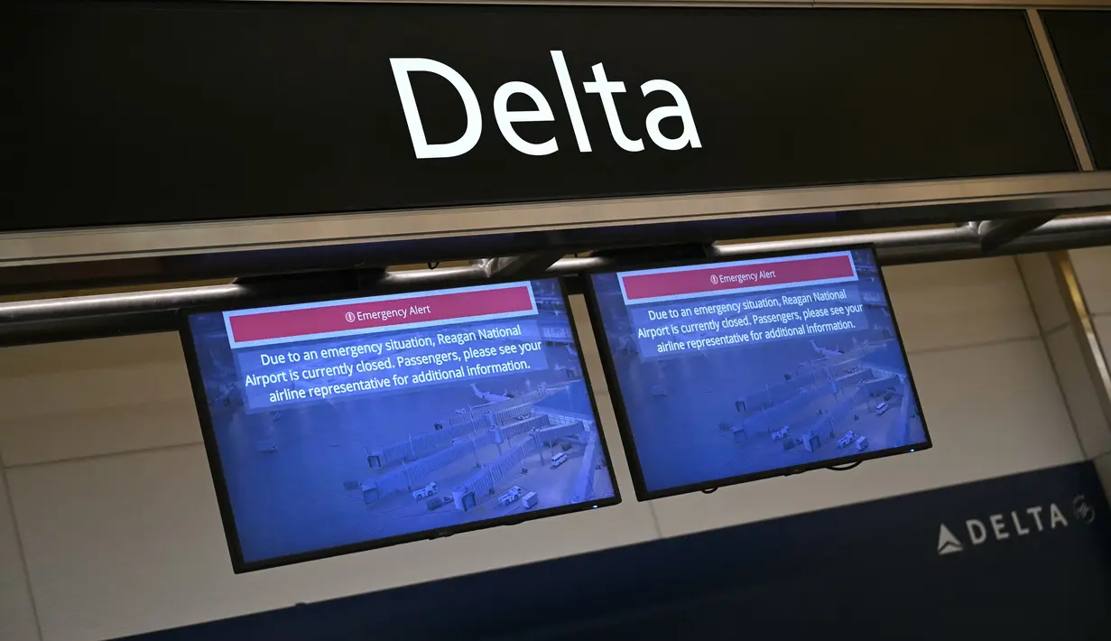 Sebelumnya, pesawat jenis Jet Regional Bombardier CRJ-700 milik American Airlines yang membawa 60 penumpang dan empat awak bertabrakan dengan helikopter militer AS, Black Hawk. Pihak FAA masih melakukan penyelidikan untuk mengetahui penyebab insiden ini. (ANDREW CABALLERO-REYNOLDS/AFP)