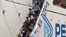 Sementara untuk puncak arus mudik Lebaran 2026 di Pelabuhan Tanjung Perak, Surabaya, diperkirakan terjadi dalam dua periode, antara tanggal 13 hingga 18 Maret 2026. Tampak dalam foto, para penumpang berjalan keluar untuk turun dari kapal di pelabuhan Perak, Surabaya, Jawa Timur pada Minggu 15 Maret 2026. (JUNI KRISWANTO/AFP)