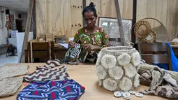 Kata bilum berarti "rahim" dalam bahasa lokal Tok Pisin. Para wanita memberikan kehidupan baru pada tas anyaman tangan fungsional yang membawa mereka ke khalayak internasional dengan imbalan upah tetap. (ADEK BERRY/AFP)