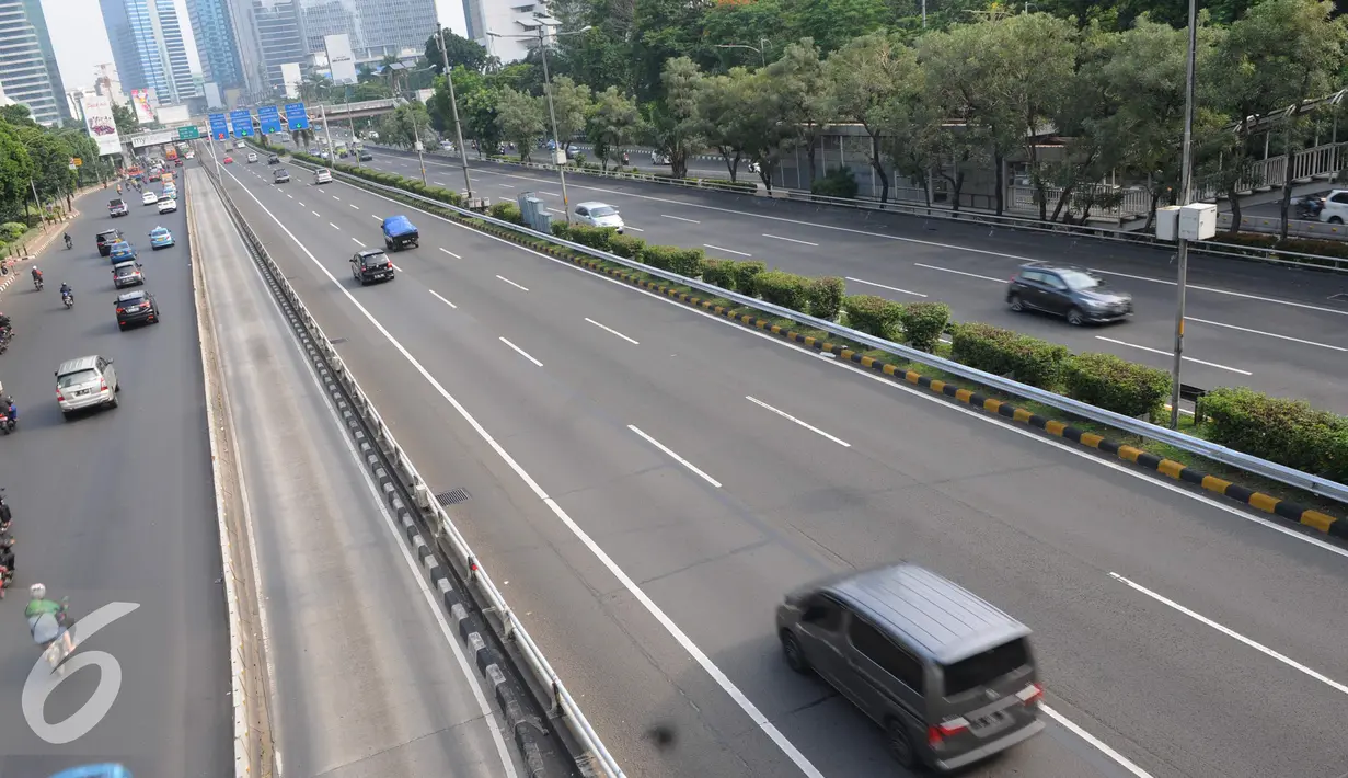 Sejumlah ruas jalan di Jakarta tampak lengang saat unjuk rasa besar-besaran terjadi di Jakarta, Jumat, (4/11). Aksi Damai 4 November ini terkait dugaan penistaan agama oleh Basuki `Ahok` Tjahaja Purnama. (Liputan6.com/Helmi Afandi) 