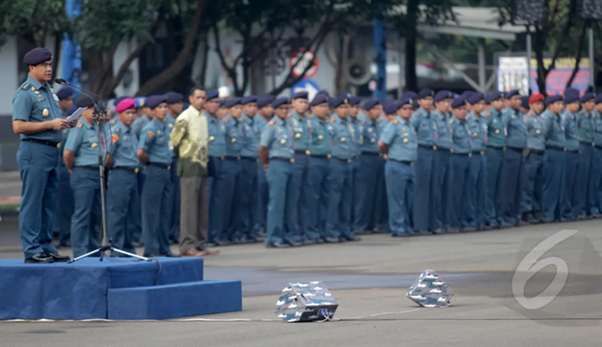 KSAL Laksamana TNI Ade Supandi S.E memimpin upacara di Markas Komando Armada Barat TNI AL, Jakarta, Selasa (24/2/2015). Penghargaan diberikan kepada mereka yang berjasa dalam misi pencarian korban pesawat Air Asia QZ 8501. (Liputan6.com/Faizal Fanani)