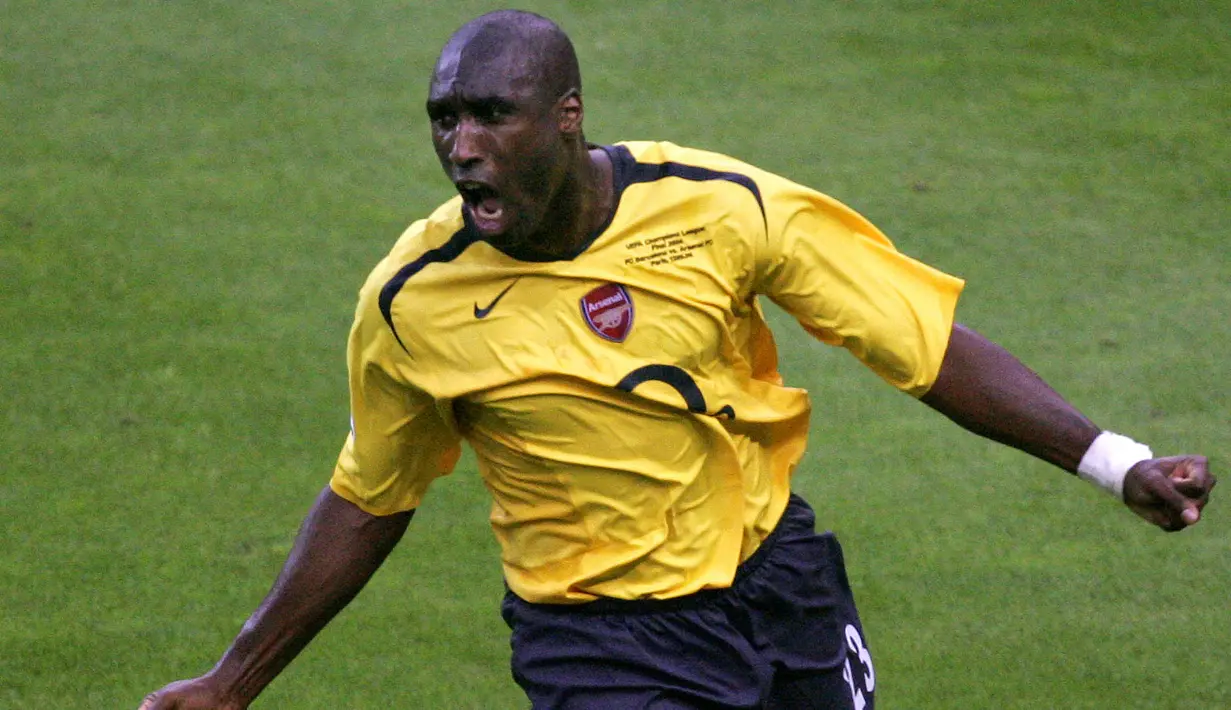 2. Sol Campbell - Bek asal Inggris itu adalah jenderal lini belakang Arsenal yang tangguh. Sosok Campbell yang disiplin dan tak kenal kompromi membuat lini belakang The Gunners sangat kokoh dan sulit ditembus penyerang lawan. (AP/Christophe Ena)