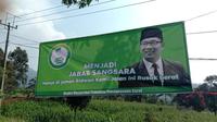 Sejumlah spanduk bentuk kemarahan masyarakat Garut, Jawa Barat akibat jalan rusak yang ditujukan ke Gubernur Jawa Barat Ridwan Kamil atau Kang Emil mulai menyebar di sjeumlah titik di Garut. (Liputan6.com/Jayadi Supriadin)