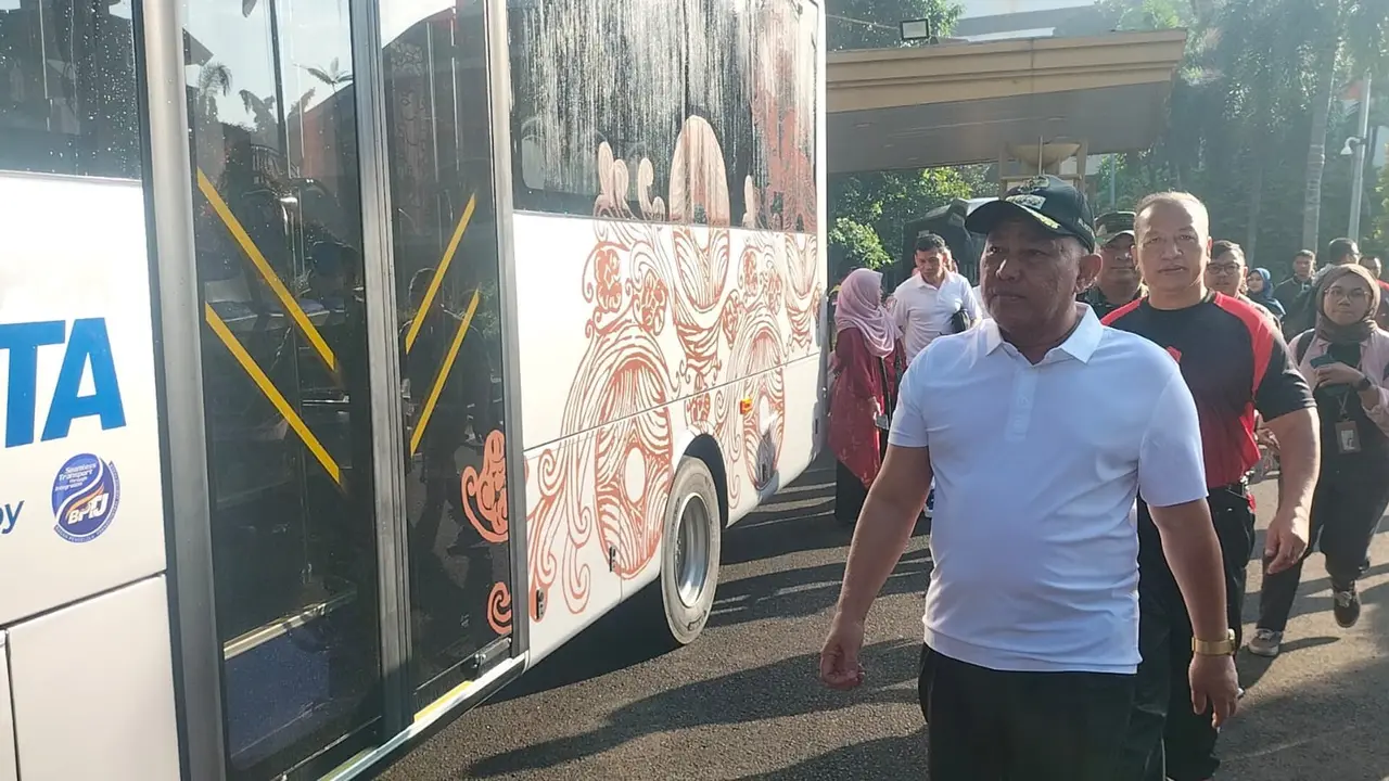 Wali Kota Depok, Mohammad Idris melakukan uji coba Bus Kita yang akan melayani trayek Terminal Depok menuju Stasiun LRT Harjamukti, Depok.