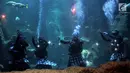 Atraksi barongan dalam air menghibur pengunjung di akuarium SeaWorld Ancol, Jakarta, Senin (4/3). Pertunjukan budaya Barongan dalam air berlangsung pada 7-10 Maret dan dilanjutkan 16-17 Maret 2019. (merdeka.com/Iqbal Nugroho)
