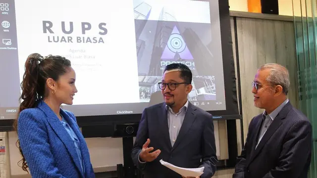 Diangkat Jadi Komisaris, Ini 7 Potret Cinta Laura dengan Busana Formal