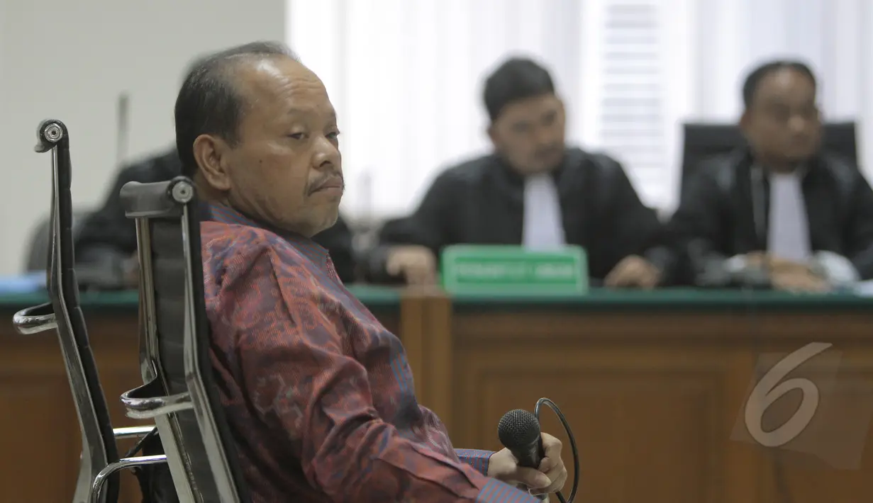 Sutan Bhatoegana saat menjalani sidang dakwaan di Pengadilan Tindak Pidana Korupsi (Tipikor), Jakarta, Kamis (16/04/2015). Sutan didakwa menerima hadiah atau gratifikasi dari Sekjen ESDM, Waryono Karyo sebesar USD 140 ribu. (Liputan6.com/Andrian M Tunay)