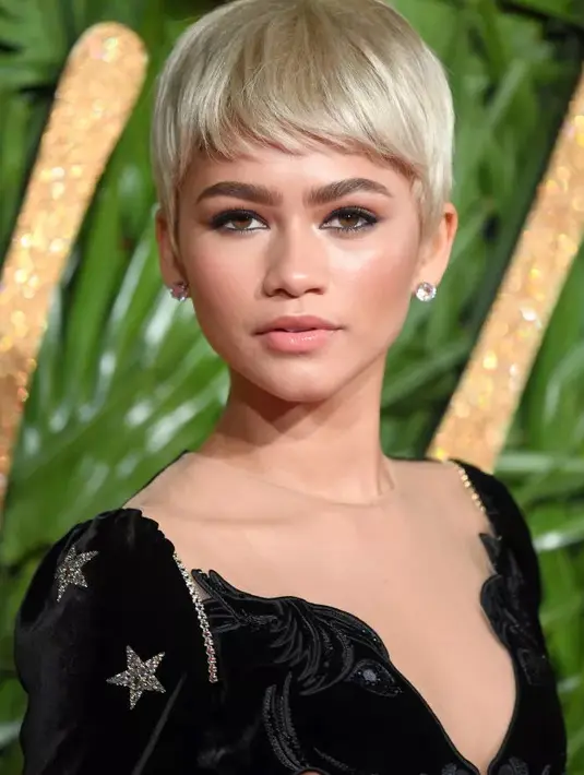 Gaya rambut pixie dengan sedikit lapisan bertekstur ini sempurna untuk membingkai wajah. Gaya rambut ini juga cocok untuk kamu yang senang bereksperimen mewarnai rambut.