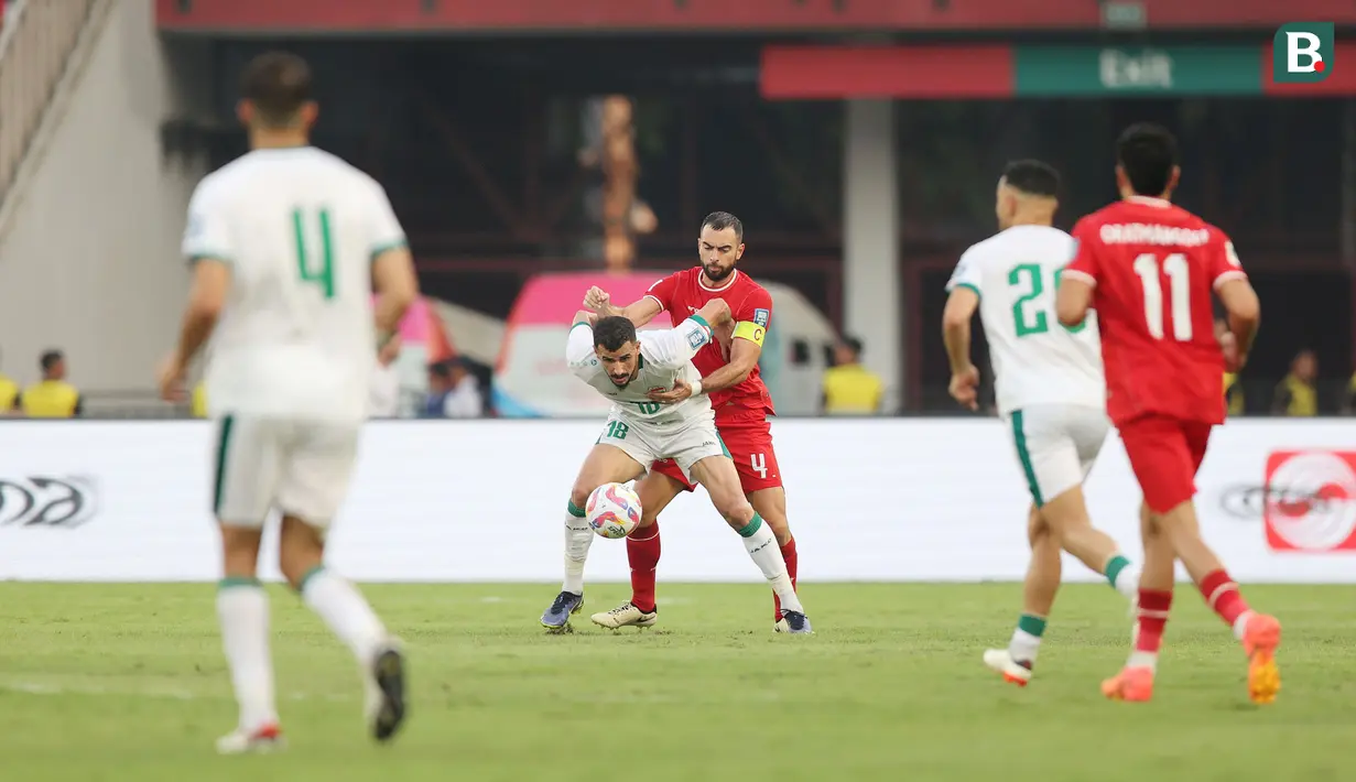 <p>Pemain Timnas Irak, Aymen Hussein (tengah) menguasai bola dibayangi pemain Timnas Indonesia, Jordi Amat pada laga Grup F putaran kedua Kualifikasi Piala Dunia 2026 zona Asia di Stadion Utama Gelora Bung Karno (SUGBK), Senayan, Jakarta, Kamis (6/6/2024). (Bola.com/M Iqbal Ichsan)</p>
