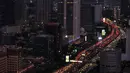 Kemacetan mengular jelang libur panjang Idul Adha di tol dalam kota dan lingkar luar Jakarta, Jumat (9/9). (Liputan6.com/Gempur M Surya)