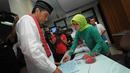 Jokowi saat sedang bertanya kepada petugas penjaga loket pelayanan Kecamatan Pasar Minggu tentang proses pembuatan akte kelahiran‎ dan waktu yang diperlukan, Jumat (23/5/14). (Liputan6.com/Herman Zakharia)