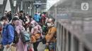 <p>Penumpang turun dari kereta api jarak jauh setibanya di Stasiun Pasar Senen, Jakarta Pusat, Senin (9/5/2022). PT Kereta Api Indonesia (KAI) mengungkapkan gelombang arus balik pemudik pada H+7 Lebaran 2022 terpantau masih tinggi. Tercatat sebanyak 40.800 penumpang tiba pada hari Senin ini dikarenakan penundaan waktu sekolah dan pelaksanaan Work From (WFH). (merdeka.com/Iqbal S Nugroho)</p>