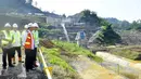 Presiden Joko Widodo atau Jokowi saat meninjau pembangunan bendungan di Cibeureum, Kuningan, Jawa Barat, Jumat (25/5). Hal teknis dalam Perpres Antiterorisme seperti detail pelaksanaan penanggulangan terorisme. (Liputan6.com/Pool/Biro Pers Setpres)