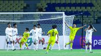 Pemain Timnas Malaysia U-17 merayakan gol ke gawang Timnas Indonesia U-17 dalam laga kedua Grup A Piala AFF U-17 2026 di Stadion Gelora Joko Samudro, Gresik, Kamis (16/4/2026). (Bola.com/M. Iqbal Ichsan)