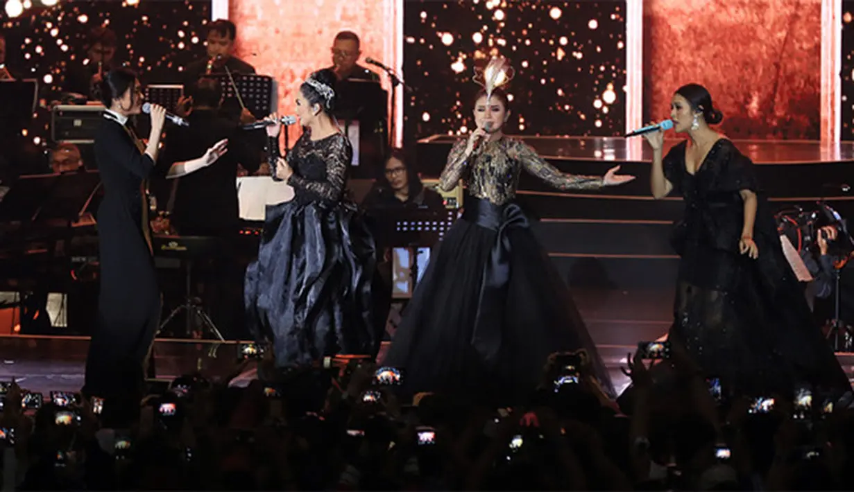 Konser Ayat-Ayat Cinta pada 20 Desember 2017 diselenggarakan satu hari sebelum filmnya tayang. Para penyanyi papan atas turut memeriahkannya seperti Raisa, Isyana Sarasvati, Rossa, Krisdayanti, Dewi Sandra dan yang lainnya. (Deki Prayoga/Bintang.com)