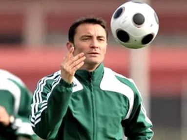 Euro 2008 football championships referees, Spaniard Manuel Enrique Mejuto Gonzalez take part in a preparatory workshop for referees and assistant referees on April 17, 2008 in Regensdorf, near Zurich. AFP PHOTO / Fabrice Coffrini