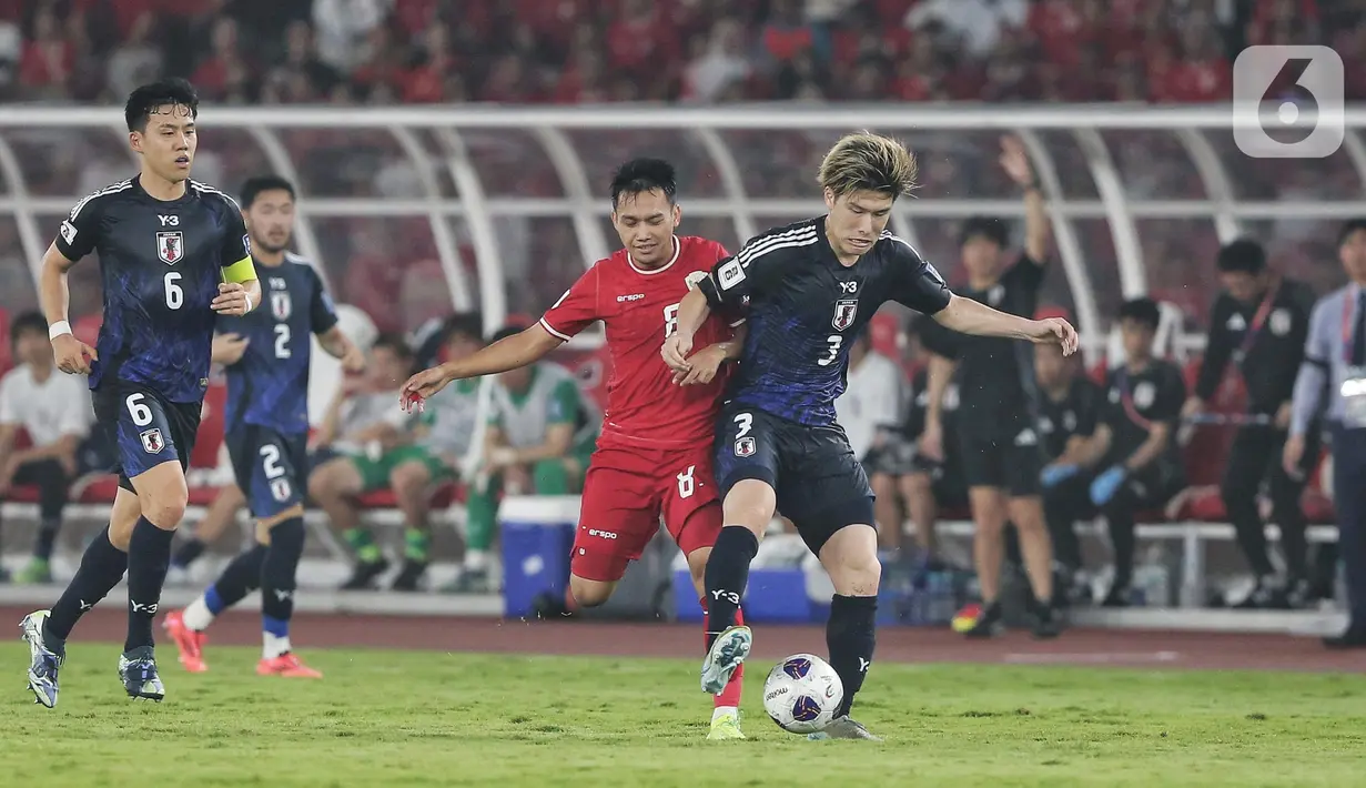 Bermain di bawah guyuran hujan, skuad Garuda tetap tampil menyerang dan berusaha menembus pertahanan Jepang. (Liputan6.com/Angga Yuniar)