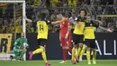 Para pemain Dortmund merayakan gol yang dicetak Paco Alcacer ke gawang Bayern Munchen pada laga Piala Super DFL di Stadion Signal Iduna, Dortmund, Sabtu (3/8). Dortmund menang 2-0 atas Munchen. (AFP/Ina Fassbender)