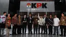 Anggota Komisi III DPR, Pimpinan KPK dan pejabat terkait lainnya saat berpose di depan Gedung KPK yang baru di Jalan Kuningan Persada, Jakarta Selatan, Senin (22/2). (Liputan6.com/Helmi Afandi)