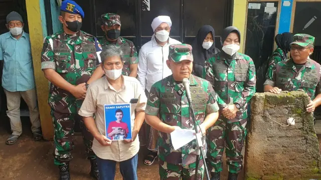 KSAD Jenderal Dudung Abdurachman bersama ayah, alhamrhum Handi Saputra, salah satu korban tabrak lari Nagreg yang dilakukan oknum TNI AD tengah memberikan keterangan di depan wartawan di rumah duka Kampung Cijolang, Garut.