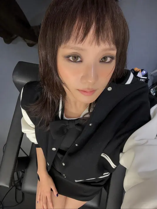 Kali ini, sang idol memperlihatkan sisi lain dirinya yang lebih edgy, eksperimental, dan memancarkan aura misterius yang memikat. [@sooyaaa__].