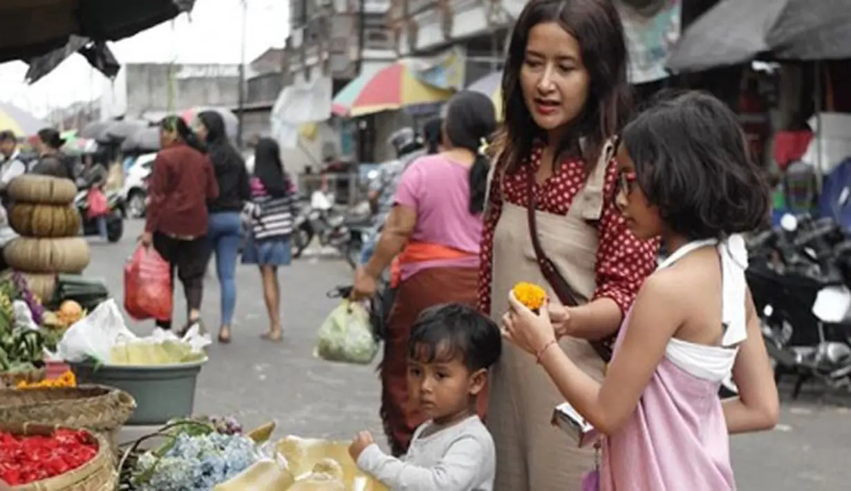 Pada momen liburan beberapa waktu lalu, keluarga Dwi Sasono dan Widi Mulia memutuskan untuk berlibur ke Bali. Tak hanya mengunjungi tempat wisata, keluarga ini juga pergi ke pasar tradisional. (Foto: instagram.com/widimulia)