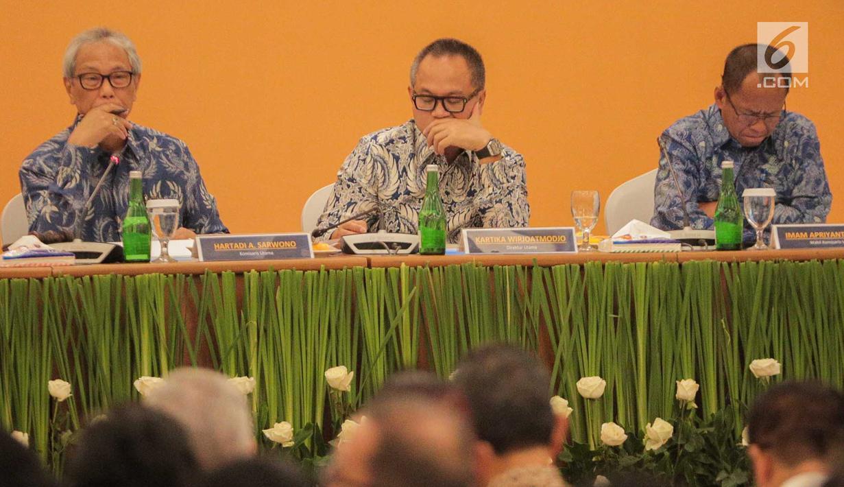 Dirut Bank Mandiri Kartika Wirjoatmodjo, (tengah) mengikuti pelaksanaan RUPSLB di Menara Mandiri, Jakarta, Rabu (28/8). RUPSLB tersebut mengangkat Rionald Silaban sebagai Komisaris perseroan menggantikan Askolani yang menjabat sebagai Dirjen Anggaran Kemenkeu. (Liputan6.com/Faizal Fanani)