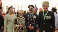 Putra Presiden RI ke-6 SBY, Agus Harimurti Yudhoyono atau AHY didampingi istri Annisa Pohan foto bersama dengan Panglima TNI Hadi Tjahjanto dan Istri usai Upacara HUT ke-74 RI di Istana Merdeka, Jakarta, Sabtu (17/8/2019). (Liputan6.com/HO/Anung Aninditio)