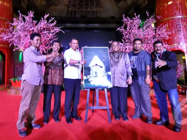 Menko Maritim Indroyono Soesilo (ketiga kanan) dan Menkominfo Rudiantara (ketiga kiri) saat membuka pameran foto dan penyerahan Anugerah Pewarta Foto Indonesia 2013-2014 di Grand Indonesia, Jakarta, Sabtu (28/2/2015). (Liputan6.com/Faizal Fanani)
