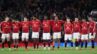 Para pemain Manchester United berjejer selama adu penalti dalam pertandingan putaran kelima atau 16 besar Piala FA 2024-2025 melawan Fulham di stadion Old Trafford, Inggris, pada Minggu (2/3/2025) malam WIB. (Darren Staples/AFP)