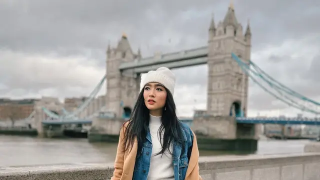 Begini Gaya Febby Rastanty yang Padu Outfit Padankan Long Coat saat Berlibur ke Luar Negeri, Super Stylish dan Elegan!