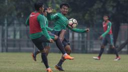 Pemain Timnas Indonesia, Muhammad Hargianto berebut bola dengan Septian David saat latihan di Lapangan ABC Senayan, Jakarta, Sabtu (17/3/2018). Latihan ini merupakan persiapan jelang laga uji coba melawan Singapura. (Bola.com/Vitalis Yogi Trisna)