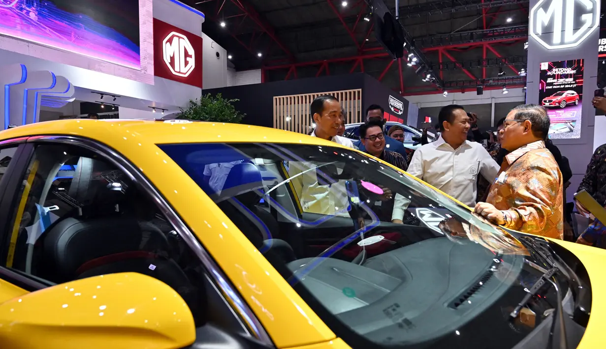 Presiden Joko Widodo atau Jokowi (tengah-kiri) mengunjungi pameran Indonesia International Motor Show (IIMS) di JIExpo, Kemayoran, Jakarta, Kamis (16/2/2023). Dari jenama mobil ada Suzuki, Mitsubishi, MG, Hyundai dan Toyota sementara untuk roda dua ada Smartby, Gelis, Selis, Namota, Royal Alloy, Benelli, Alva, United Motor, Rakata, KTM dan Husqvarna. (ADEK BERRY/AFP)